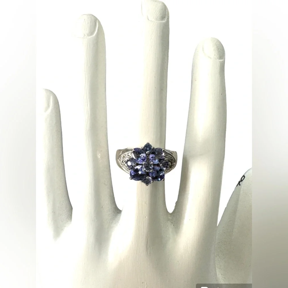 Stunning tanzanite flower 925 silver ring 🪻